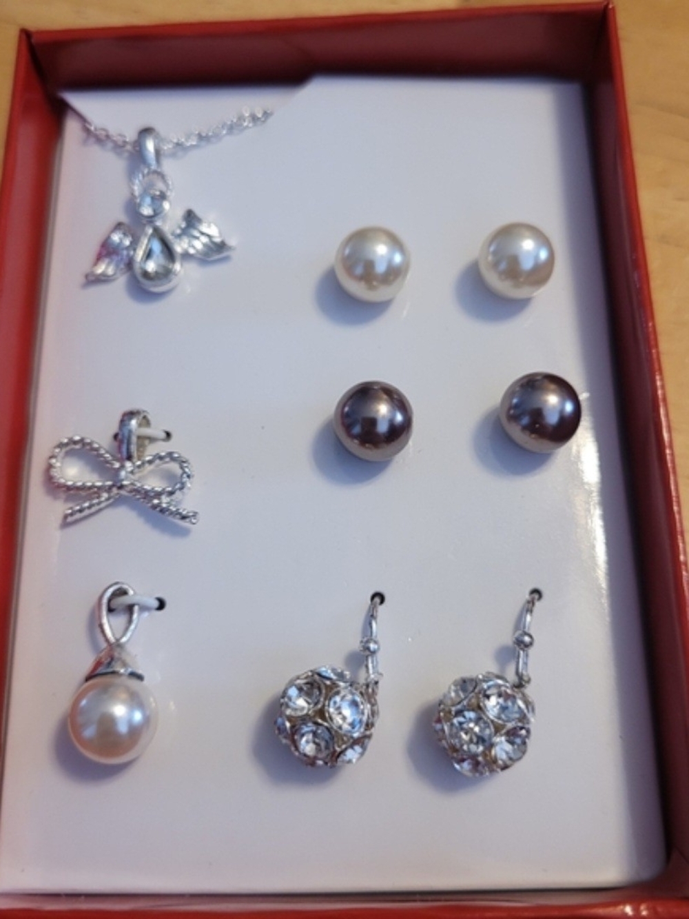 🍁 Avon Silver Tone Necklace and Pearl Set